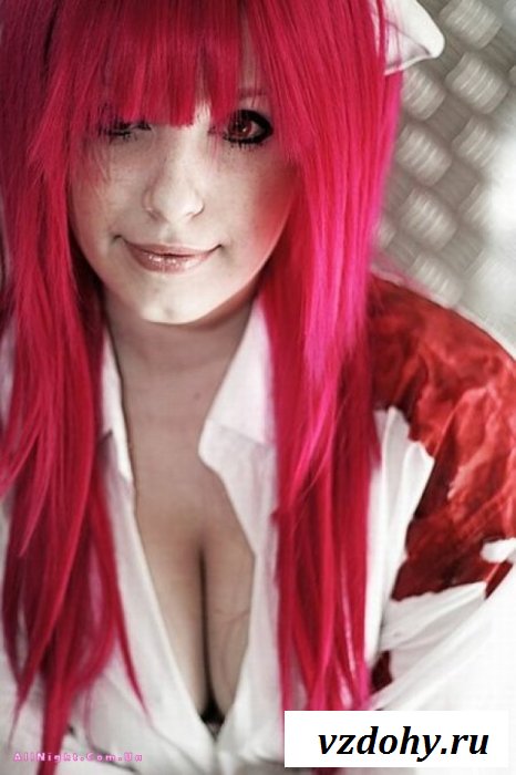 Девушки с большими сиськами в костюмах (21 фотография)