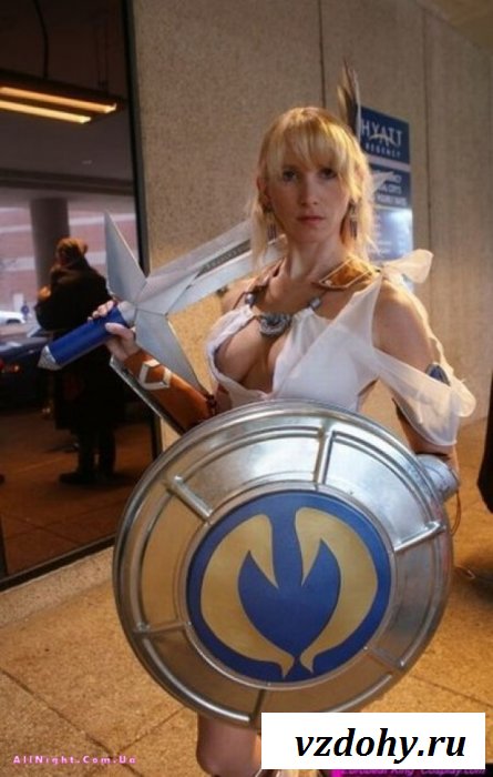 Девушки с большими сиськами в костюмах (21 фотография)