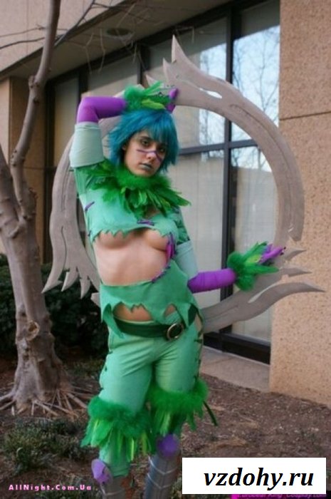 Девушки с большими сиськами в костюмах (21 фотография)