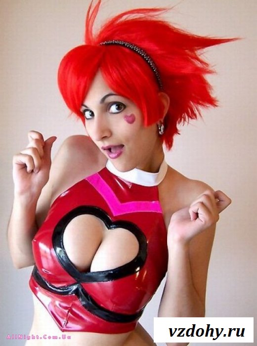 Девушки с большими сиськами в костюмах (21 фотография)