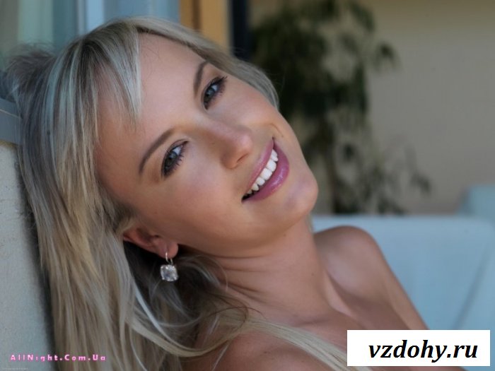 Улыбающаяся голая стройная блондинка (22 фотографии)