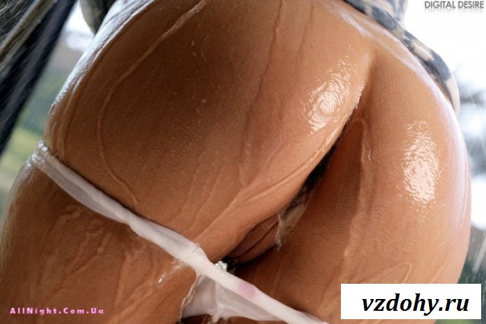 Хорошенькая брюнетка принимает душ (16 фотографий)