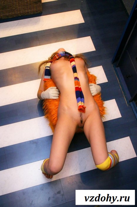 Девчоночка играет в цветной обстановке