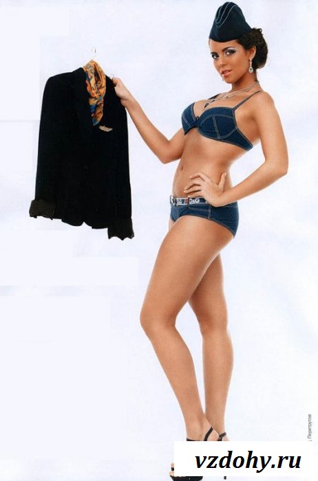 Стюардесса с шикарной попочкой нагибается 