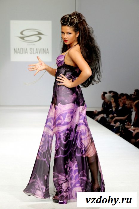 Игривая девица с эротическим взглядом