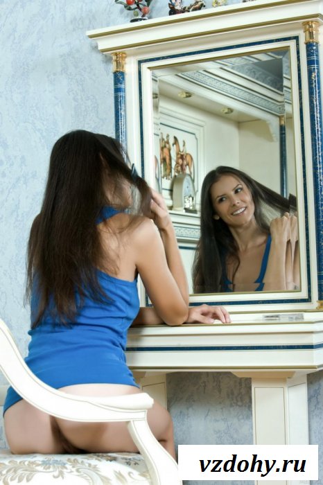 Милая девица разглядывает себя