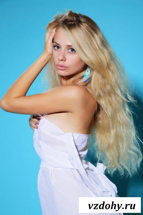 Глупенькая блондинка показывает свои достоинства