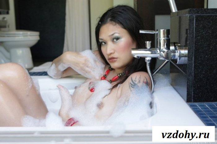 Деваха с розовыми щёчками в ванной