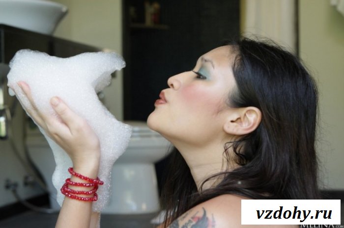 Деваха с розовыми щёчками в ванной