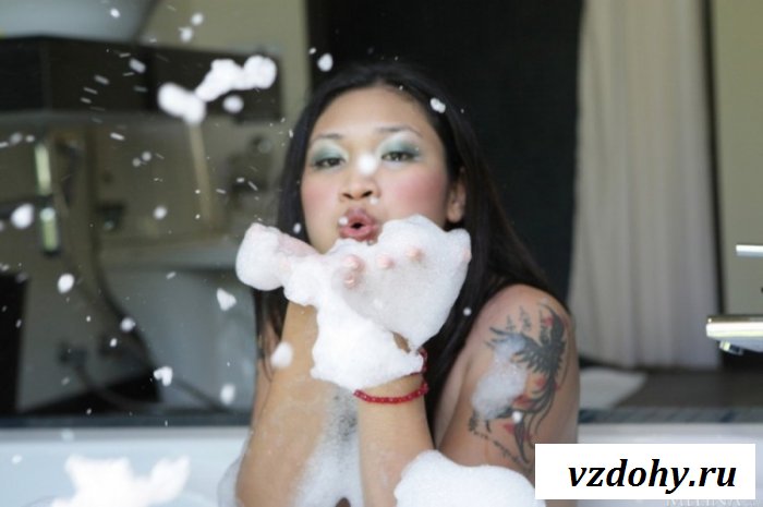 Деваха с розовыми щёчками в ванной