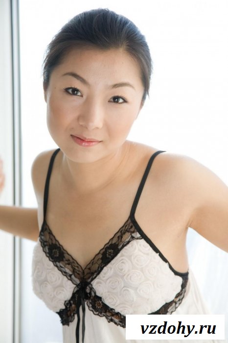 Домохозяйка в ночнушке ясным утром