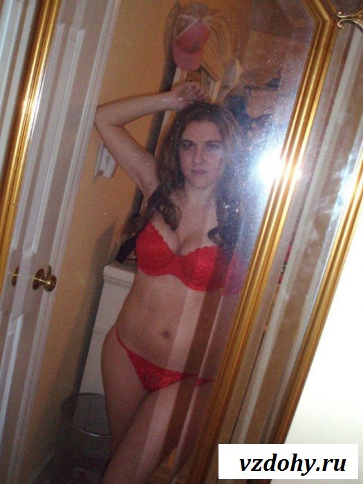 Симпатичная девушка в красных трусиках