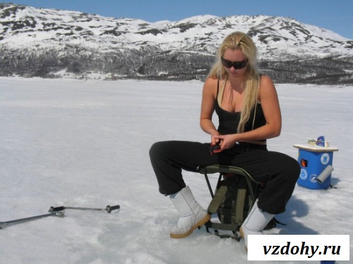Зрелая сучка на зимней рыбалке