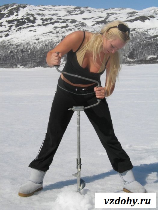 Зрелая сучка на зимней рыбалке