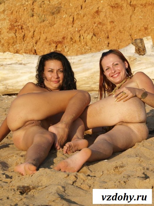 Красотки резвятся на заброшенном пляже