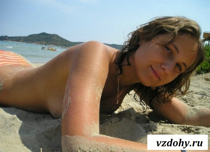 Стеснительная чикса с голым бюстом