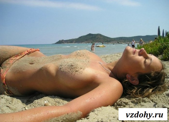 Стеснительная чикса с голым бюстом