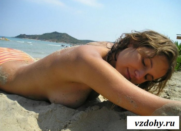 Стеснительная чикса с голым бюстом