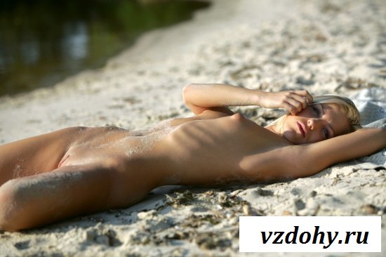 Худенькая блондинка на пляже