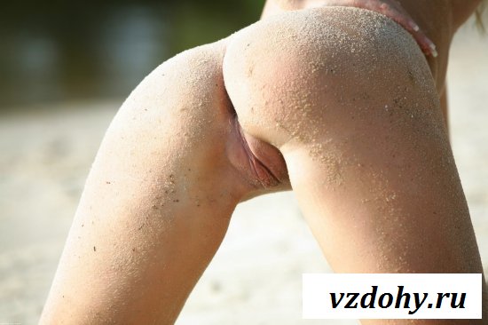 Худенькая блондинка на пляже