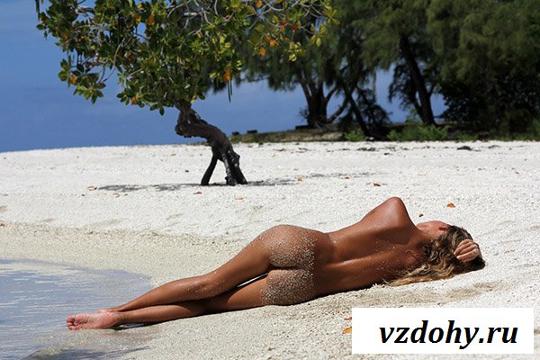 Шикарная красотка на пляже
