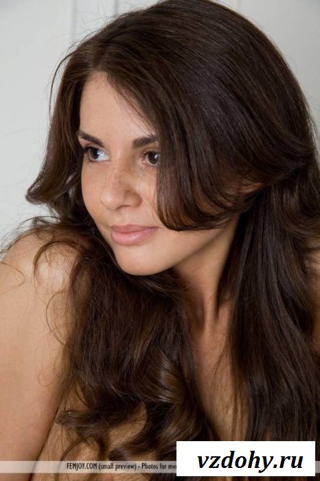 Очаровательная молодая девица