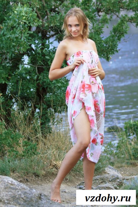 Девочка показывает сиськи в кустах