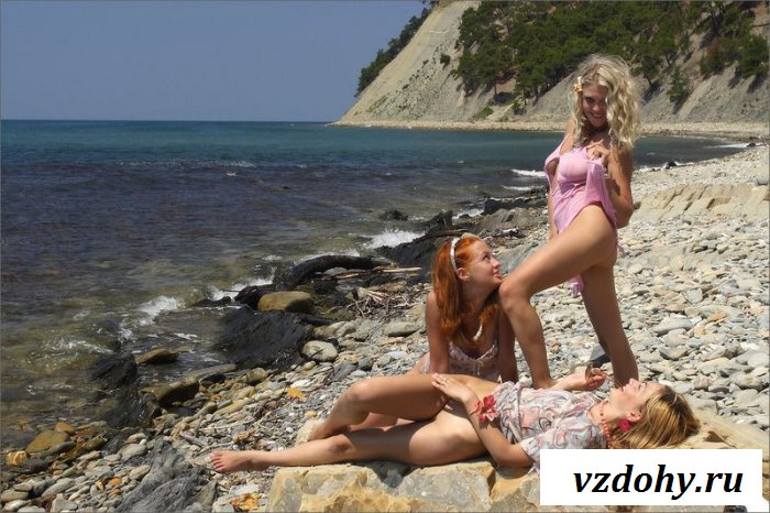 Три девицы на диком пляже