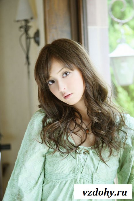 Симпатичная малышка в рубашке