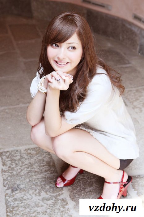 Симпатичная малышка в рубашке