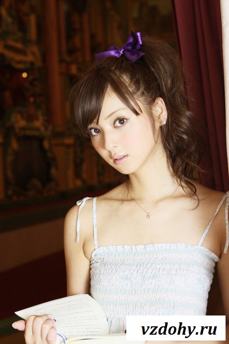 Симпатичная малышка в рубашке