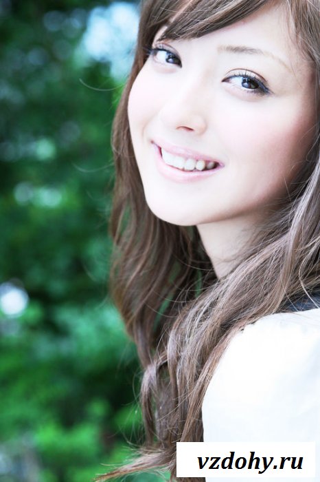 Симпатичная малышка в рубашке