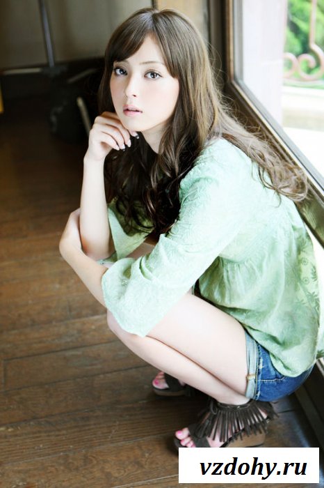 Симпатичная малышка в рубашке