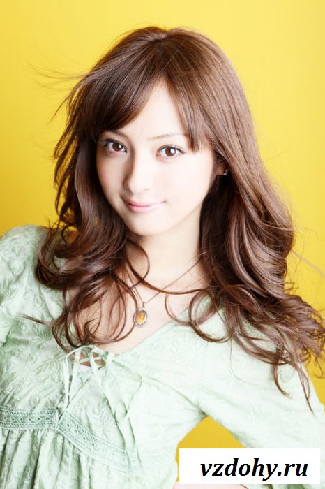 Симпатичная малышка в рубашке