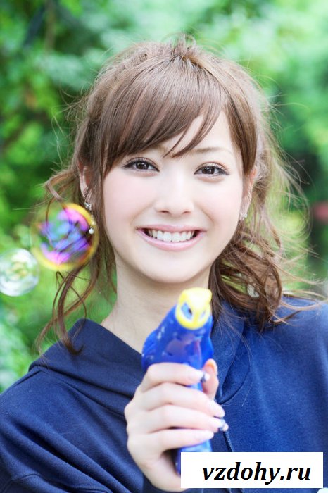 Симпатичная малышка в рубашке