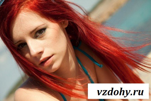 Малышка в мини бикини на пляже