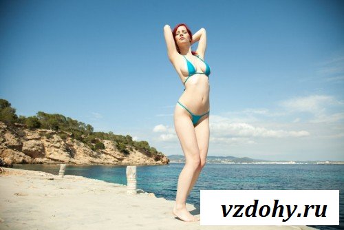 Малышка в мини бикини на пляже