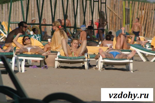 Девки с обнажёнными сиськами на пляже