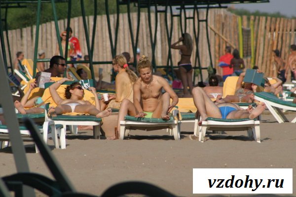 Девки с обнажёнными сиськами на пляже