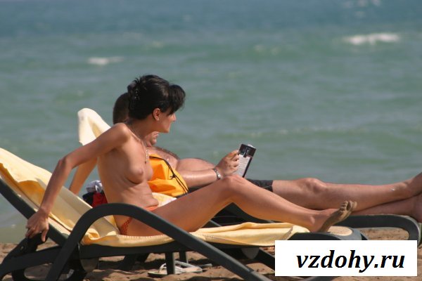 Девки с обнажёнными сиськами на пляже