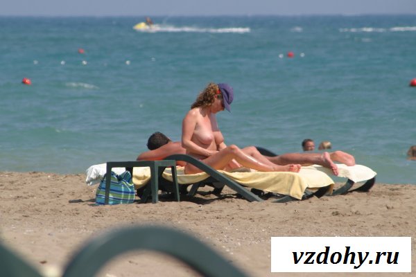 Девки с обнажёнными сиськами на пляже