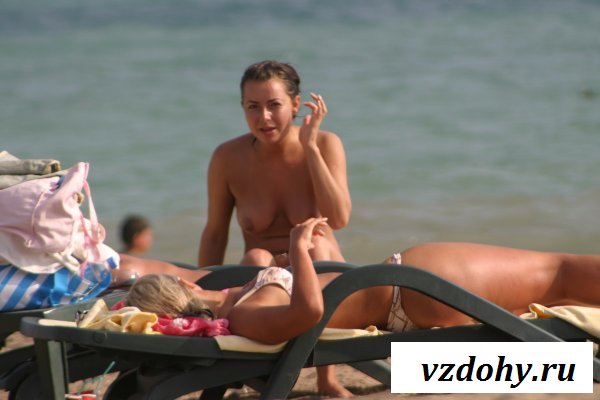 Девки с обнажёнными сиськами на пляже