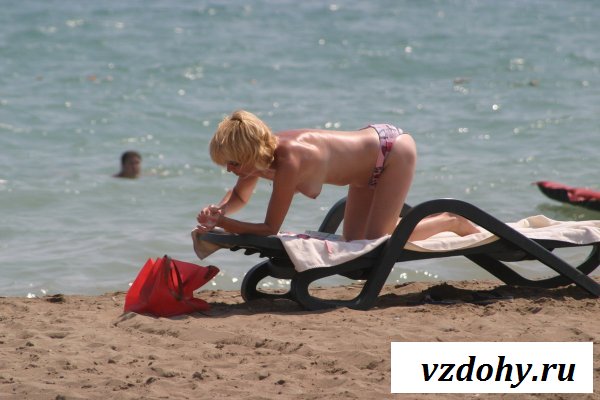 Девки с обнажёнными сиськами на пляже