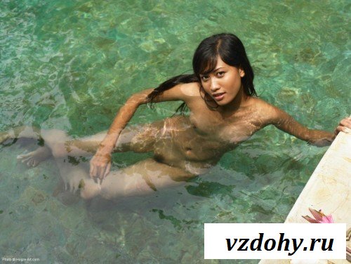 Прикольная малышка купается в бассейне обнажённой