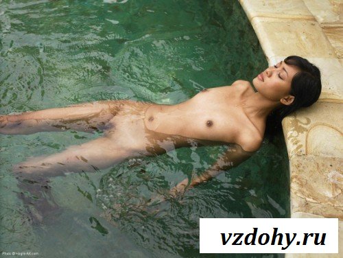 Прикольная малышка купается в бассейне обнажённой