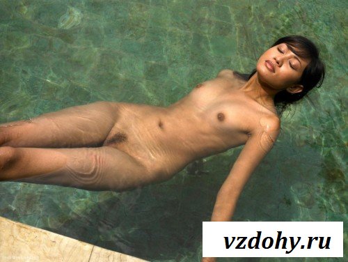 Прикольная малышка купается в бассейне обнажённой