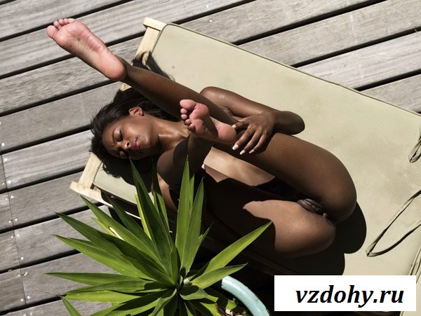 Негритянка отдыхает под лучами солнца