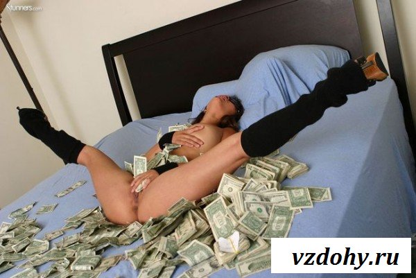 Голая японочка фотографируется с долларами