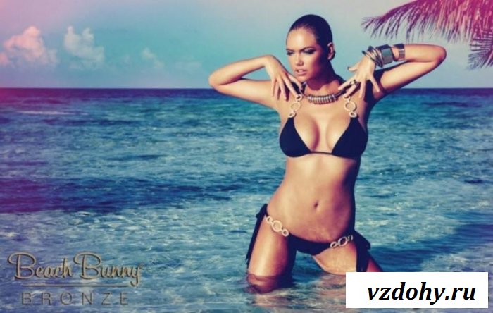 Катя Аптон в сексуальных бикини