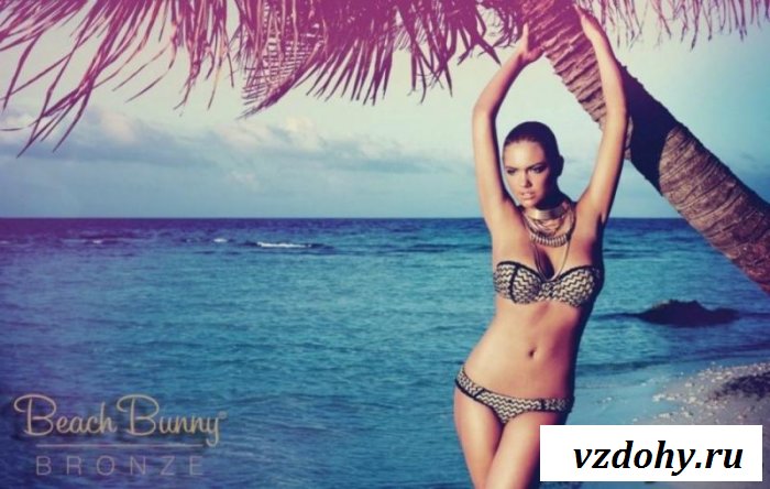 Катя Аптон в сексуальных бикини